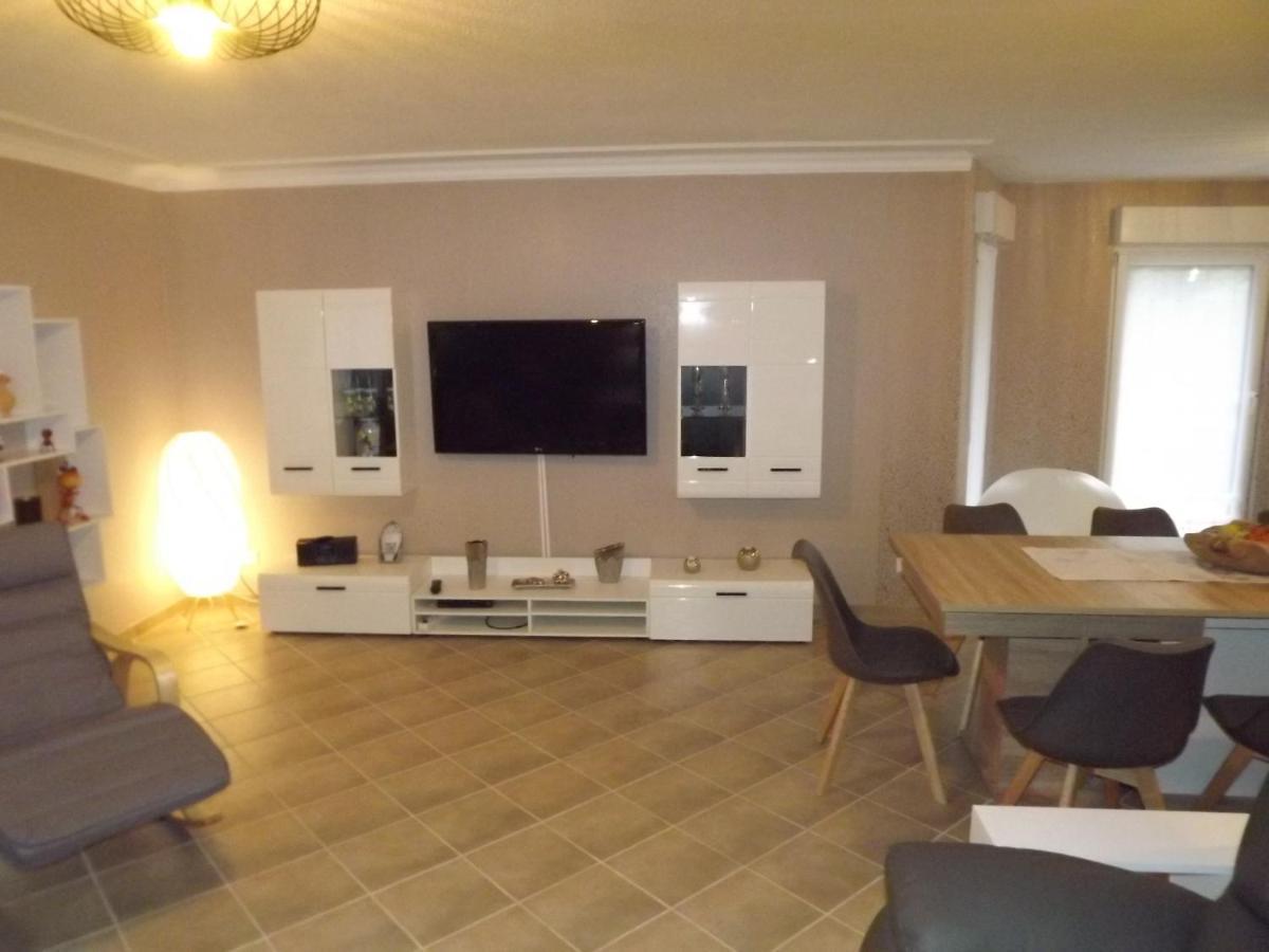 Lauta Grosszuegige Ferienwohnung Am Waldesrand Im Seenland מראה חיצוני תמונה