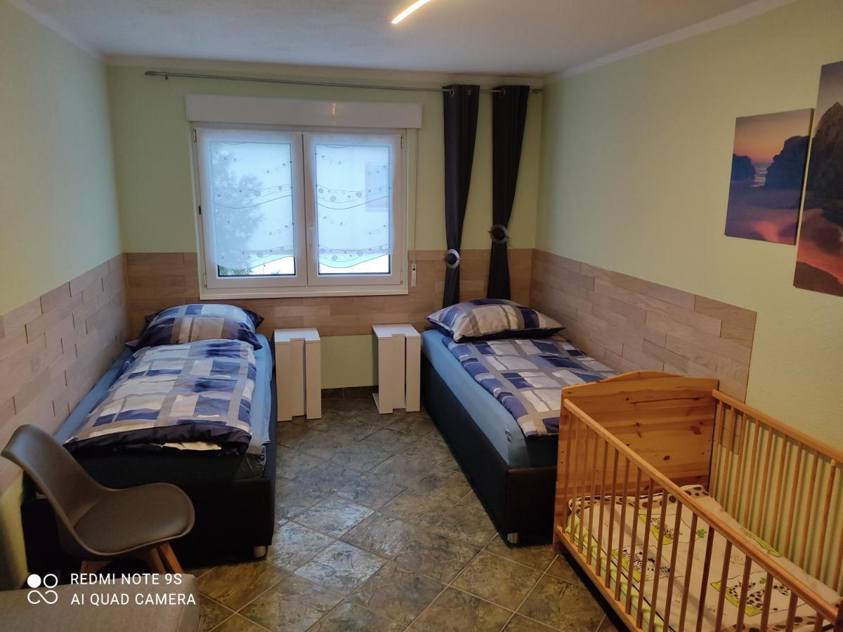 Lauta Grosszuegige Ferienwohnung Am Waldesrand Im Seenland מראה חיצוני תמונה